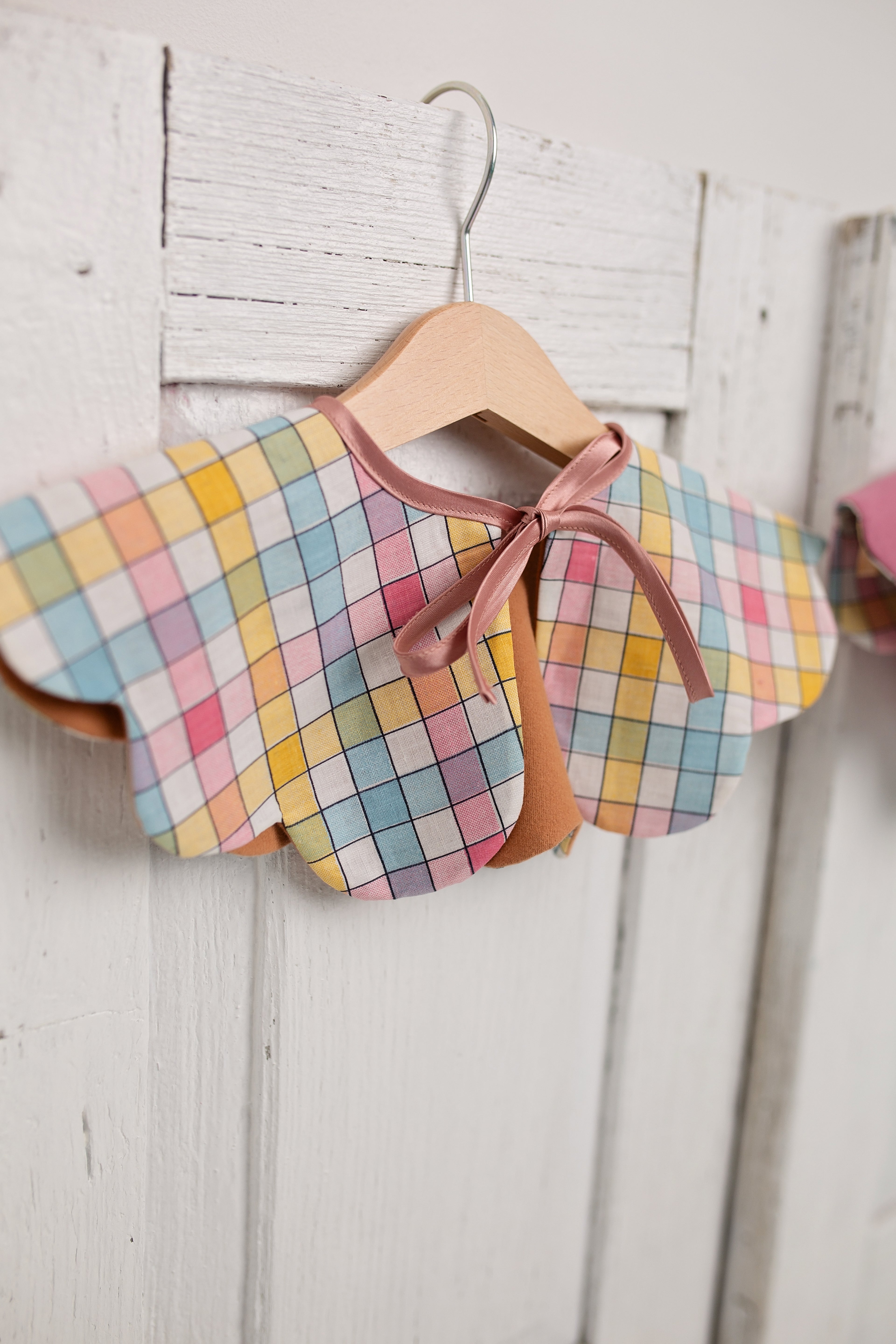 Checkered detachable collar in sand