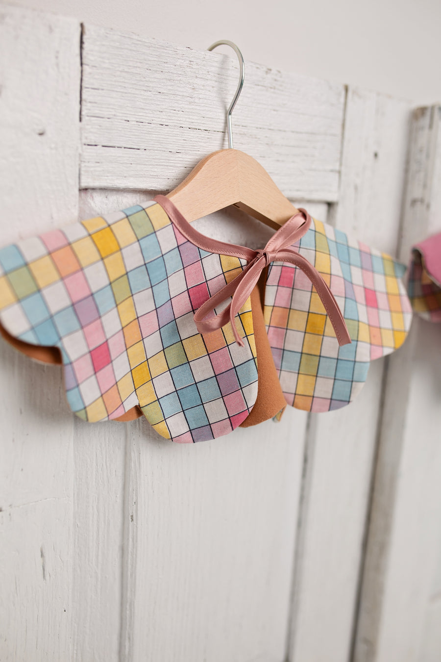 Checkered detachable collar in sand